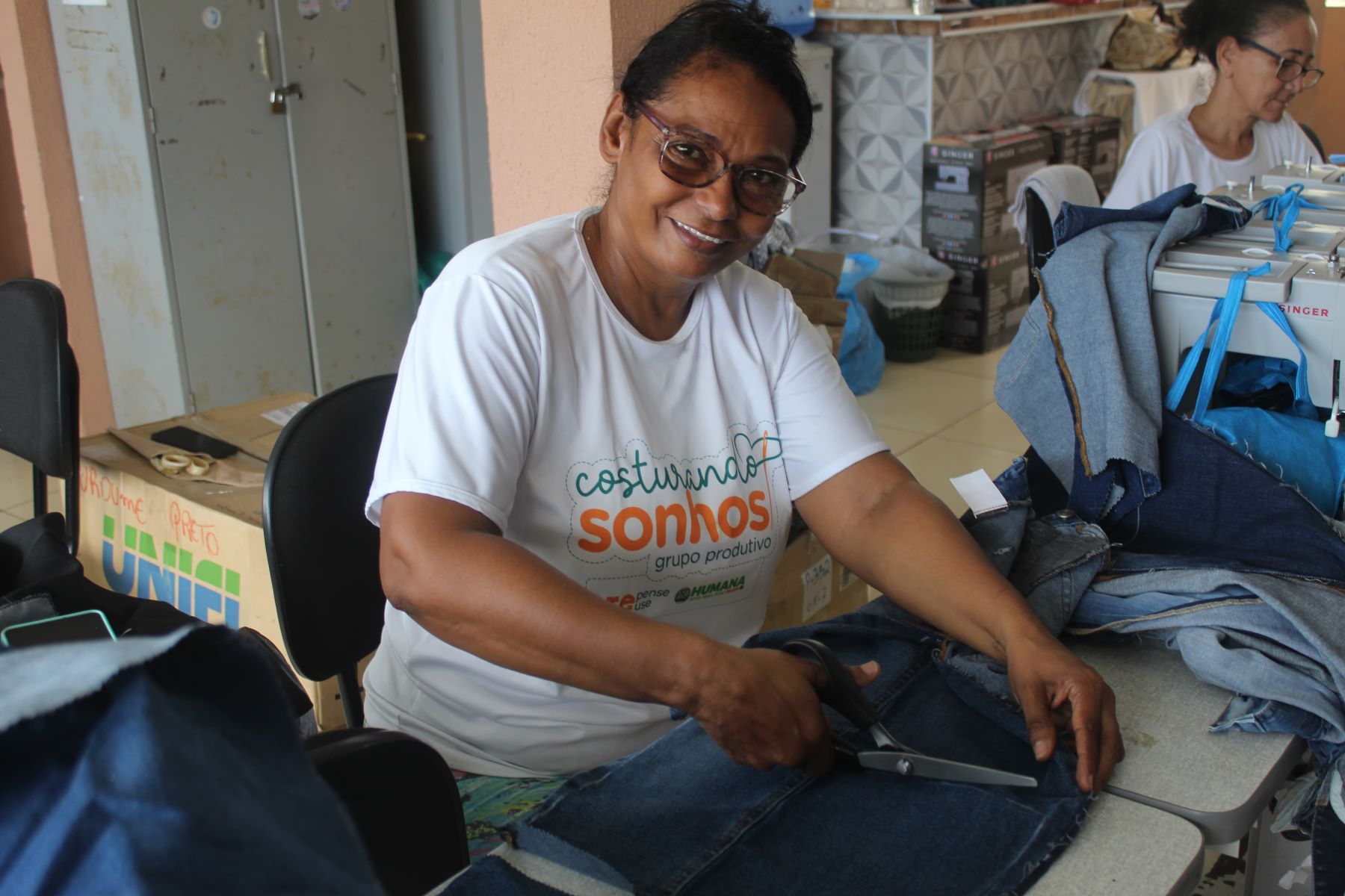 A costureira Ana Girlene Pereira, em seu trabalho no projeto Costurando Sonhos: novas peças com reciclagem de materiais têxteis (Foto: Arquivo Pessoal)