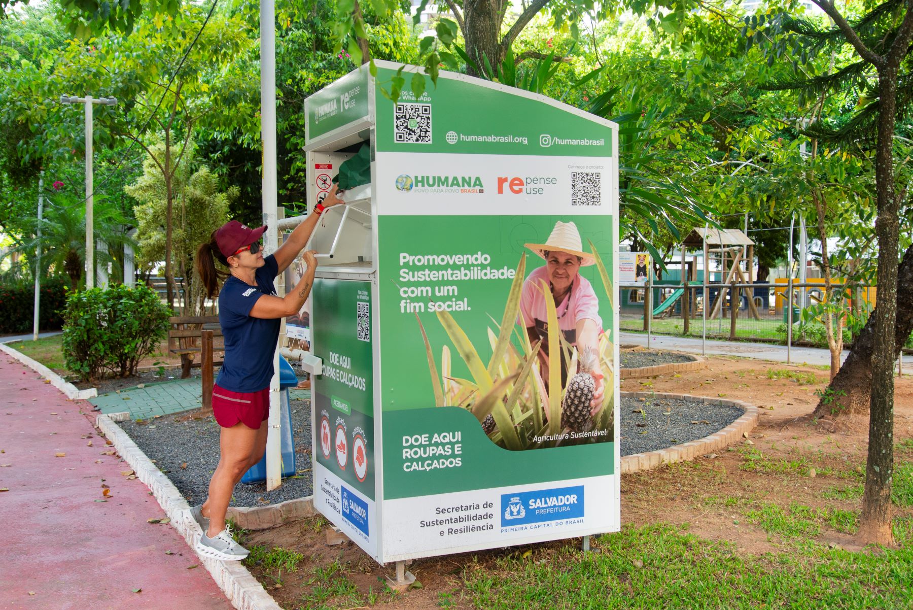 Moradora de Salvador deposita roupas e calçados usados em contêiner do Repense Reuse: 430 toneladas de materiais têxteis coletados em 2024 na Bahia (Foto: Divulgação)