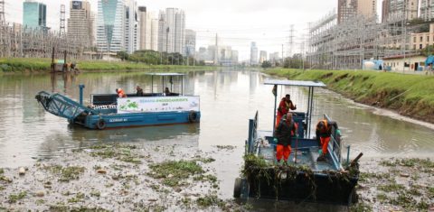 Tentativa de limpeza no Rio Pinheiros, com péssima qualidade de água: Estudo da Fundação SOS Mata Atlântica mostra que a qualidade da água dos rios teve ligeira piora em 2024 (Foto: Rovena Rosa / Agência Brasil - 05/06/2019)