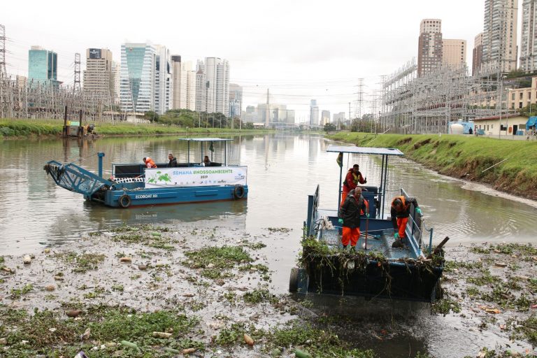 Tentativa de limpeza no Rio Pinheiros, com péssima qualidade de água: Estudo da Fundação SOS Mata Atlântica mostra que a qualidade da água dos rios teve ligeira piora em 2024 (Foto: Rovena Rosa / Agência Brasil - 05/06/2019)