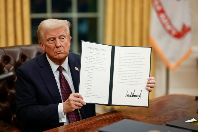 Trump após assinar decreto: desmanche das regulações ambientais (Foto: Casa Branca / Divulgação)