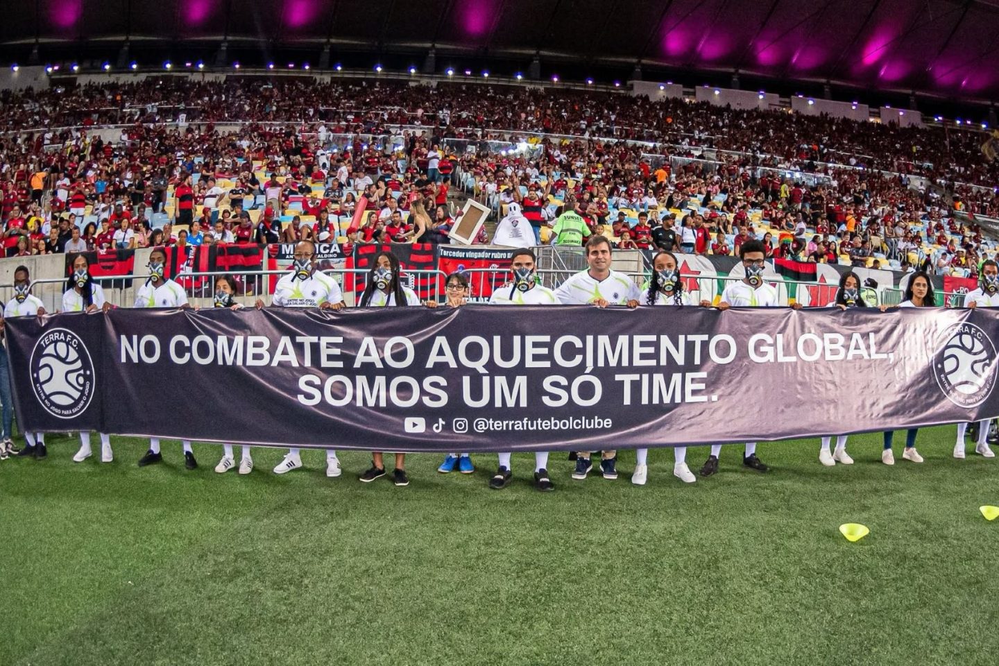 Faixa levada pelo Terra F.C. para jogo do Brasileiro 2024 no Maracanã: campanha alerta para a urgência de ações no enfrentamento da crise climático (Foto: Divulgação - 17/10/2024)