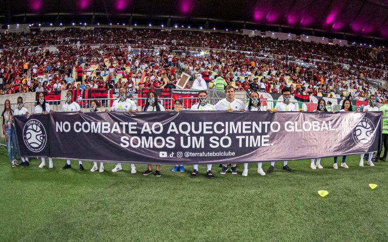 Faixa levada pelo Terra F.C. para jogo do Brasileiro 2024 no Maracanã: campanha alerta para a urgência de ações no enfrentamento da crise climático (Foto: Divulgação - 17/10/2024)