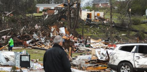 O governador do Tennesse, Bill Lee visita área atingida por tornados no estado qu e registrou 10 mortes: além das tempestades nos EUA, semana de caos climático também teve enchente no deserto australianos, temporais nas ilhas gregas e recordes de calor na África e na Ásia (Foto: Elizabeth L. Johnson / Governo do Tennessee)
