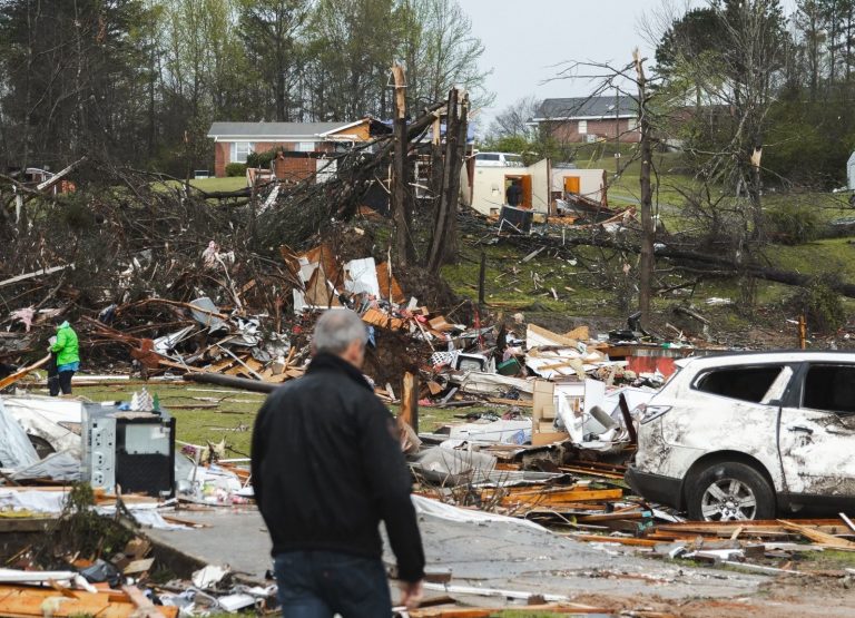 O governador do Tennesse, Bill Lee visita área atingida por tornados no estado qu e registrou 10 mortes: além das tempestades nos EUA, semana de caos climático também teve enchente no deserto australianos, temporais nas ilhas gregas e recordes de calor na África e na Ásia (Foto: Elizabeth L. Johnson / Governo do Tennessee)