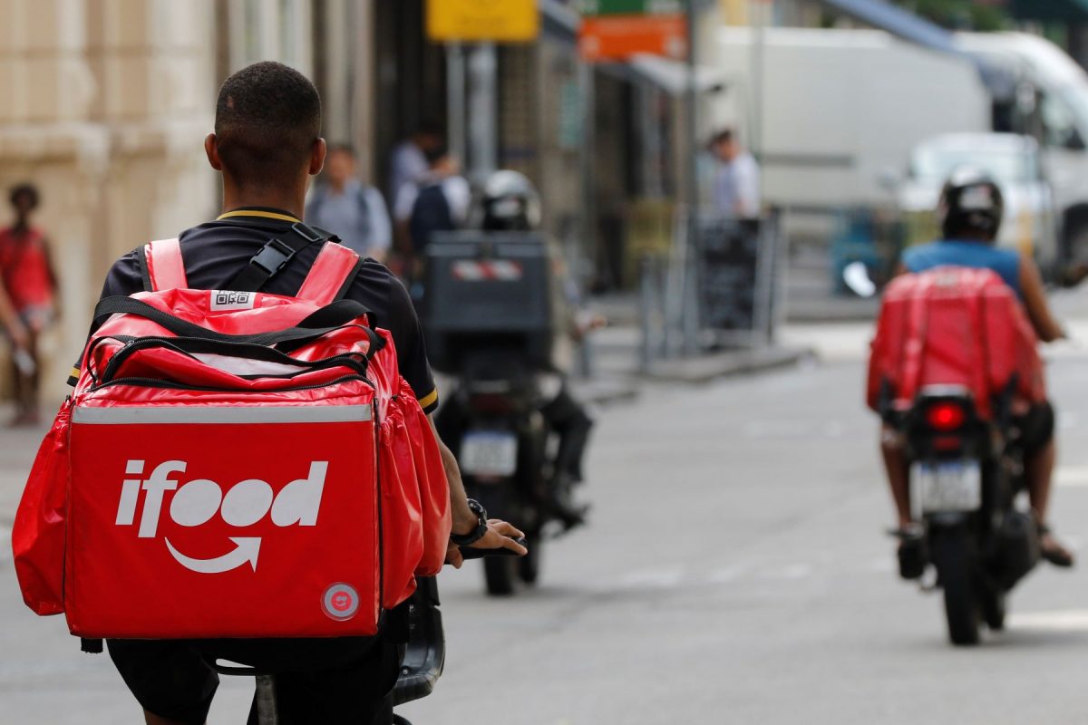 Trabalhadores de entregas por aplicativo com suas motos no Centro do Rio: 32% dos entregadores nas duas maiores cidades do país enfrentam insegurança alimentar em seus domicílios (Foto: Fernando Frazão / Agência Brasil - 06/03/2024)
