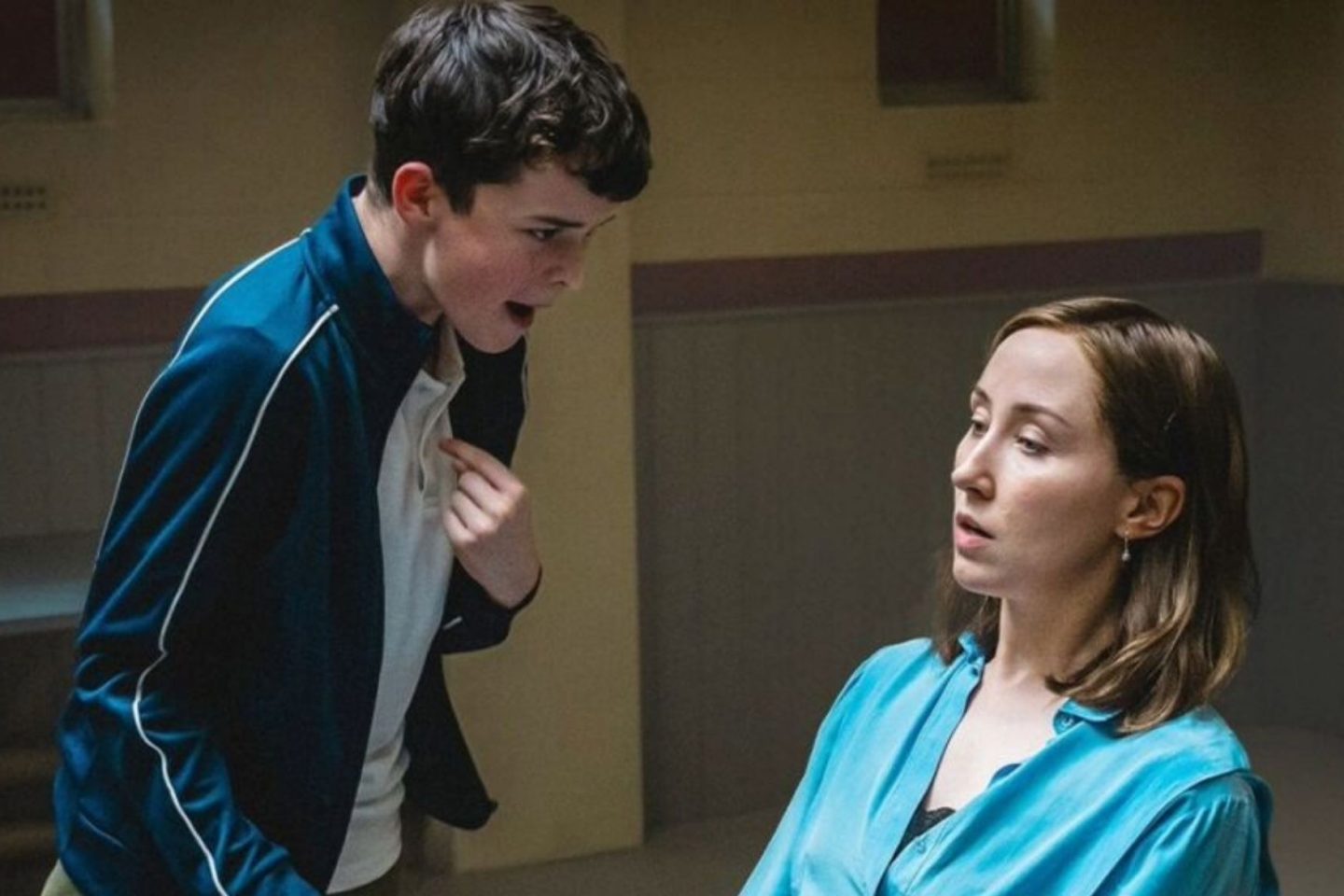 Os atores Owen Cooper e Erin Doherty em cena de 'Adolescência': para Sheylli Caleffi, a repercussão da série é grande porque o protagonista não vive uma vulnerabilidade explícita; é de uma família aparentemente normal (Foto: Netflix / Divulgação)