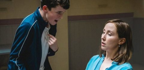 Os atores Owen Cooper e Erin Doherty em cena de 'Adolescência': para Sheylli Caleffi, a repercussão da série é grande porque o protagonista não vive uma vulnerabilidade explícita; é de uma família aparentemente normal (Foto: Netflix / Divulgação)