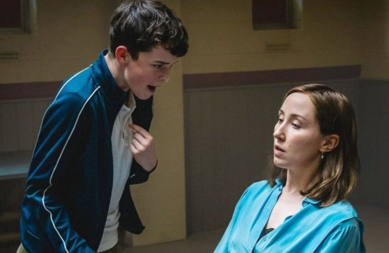 Os atores Owen Cooper e Erin Doherty em cena de 'Adolescência': para Sheylli Caleffi, a repercussão da série é grande porque o protagonista não vive uma vulnerabilidade explícita; é de uma família aparentemente normal (Foto: Netflix / Divulgação)
