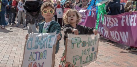 Crianças em manifestação pelo Dia da Terra nos EUA em 2023: planeta e humanidade ameaçados nos 55 anos da criação da data (Foto: XR Boston / Facebook - 21/04/2023)