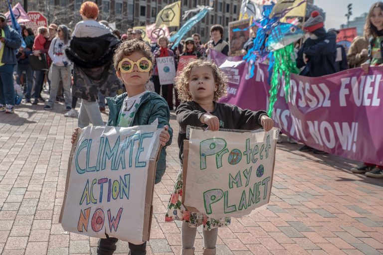 Crianças em manifestação pelo Dia da Terra nos EUA em 2023: planeta e humanidade ameaçados nos 55 anos da criação da data (Foto: XR Boston / Facebook - 21/04/2023)