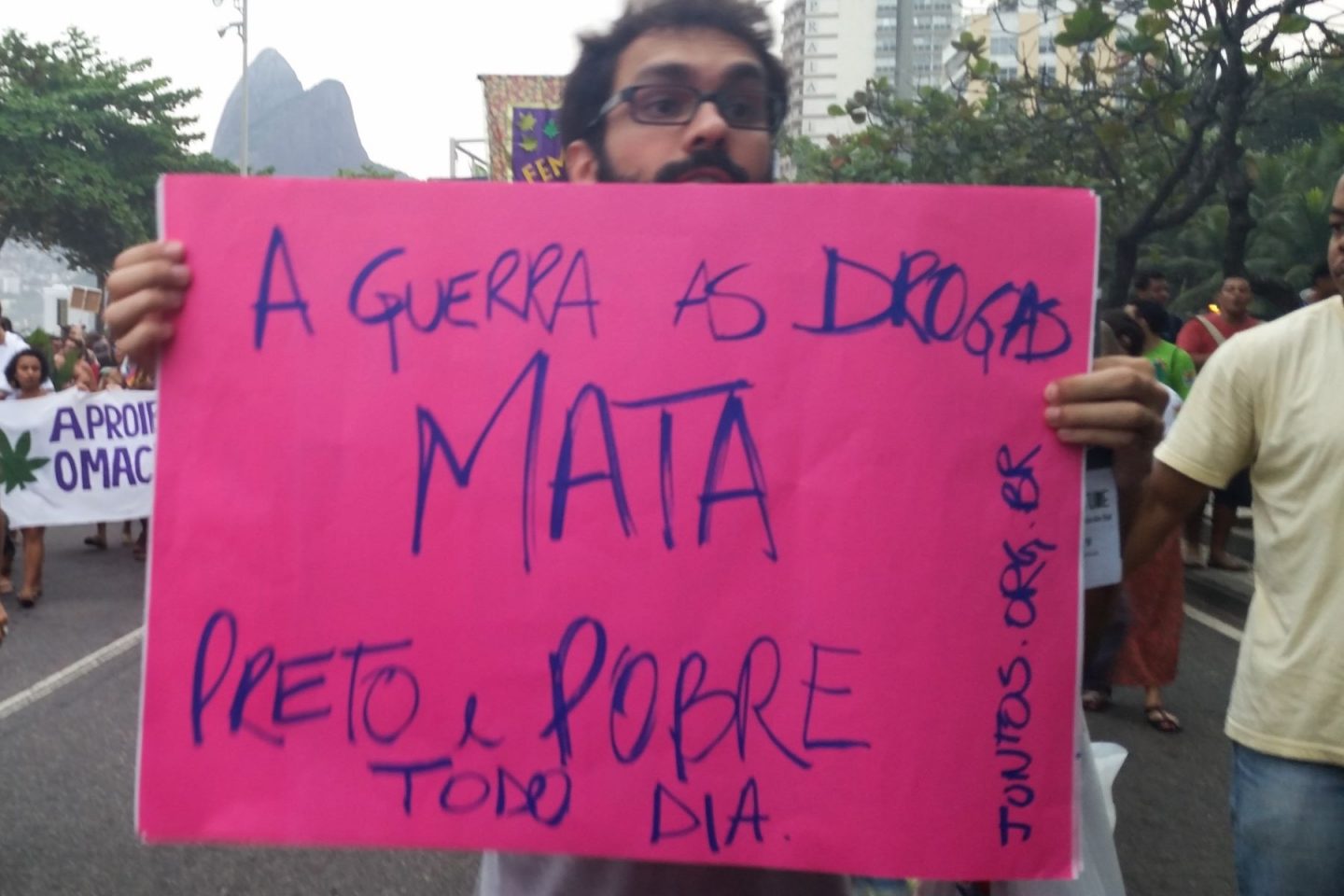 Ato pela legalização da maconha no Rio: revista discute guerra às drogas como entrave à Justiça Climática (Foto: Isabela Vieira / Agência Brasil)