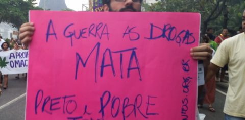 Ato pela legalização da maconha no Rio: revista discute guerra às drogas como entrave à Justiça Climática (Foto: Isabela Vieira / Agência Brasil)
