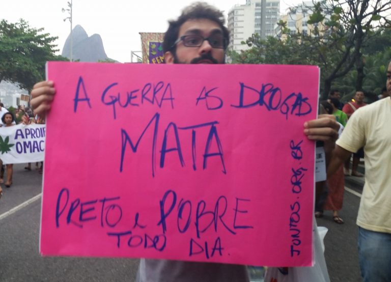 Ato pela legalização da maconha no Rio: revista discute guerra às drogas como entrave à Justiça Climática (Foto: Isabela Vieira / Agência Brasil)