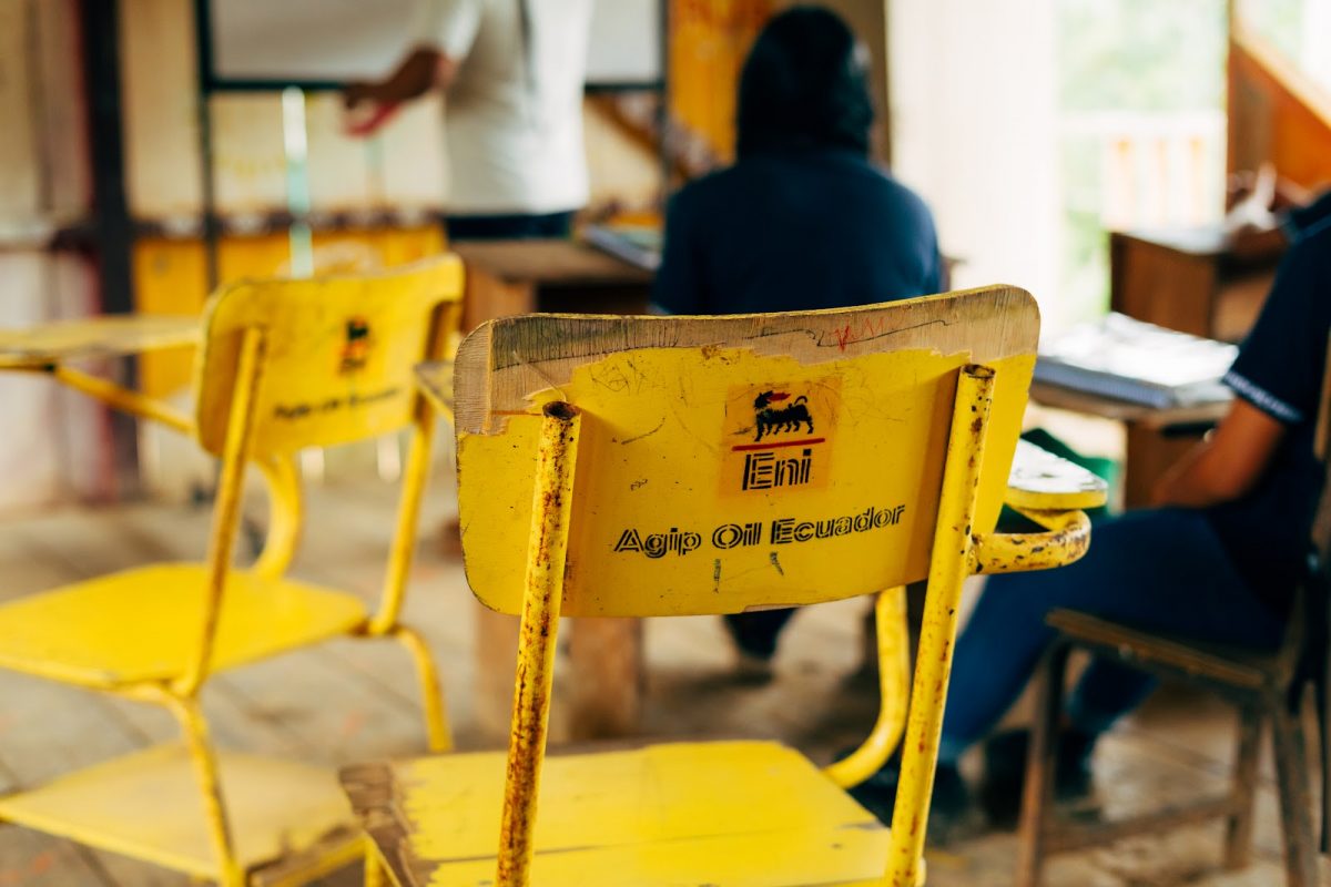 Sala de aula da aldeia Piwiri onde carteiras levam a logomarca da Agip Oil: petroleira italiana explorou a região por quase duas décadas (Foto: Diego Lucero / InfoAmazonia)