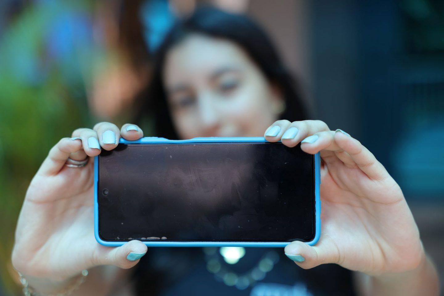 Aluna de colégio de Brasília com seu celular: estudantes, pais e professores tentam se adaptar à proibição do uso do aparelho no ambiente escolar (Foto: Fábio Rodrigues-Pozzebom / Agência Brasil - 24/02/2025)