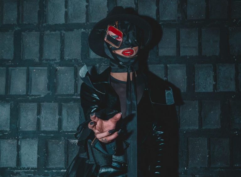 Rickson Moura, montado com traje inspirado na música Disease, de Mayhem, mais recente álbum de Lady Gaga: para seus little monsters, cantora significa inspiração e libertação: (Foto: João Victor Ceccon / Cortesia)