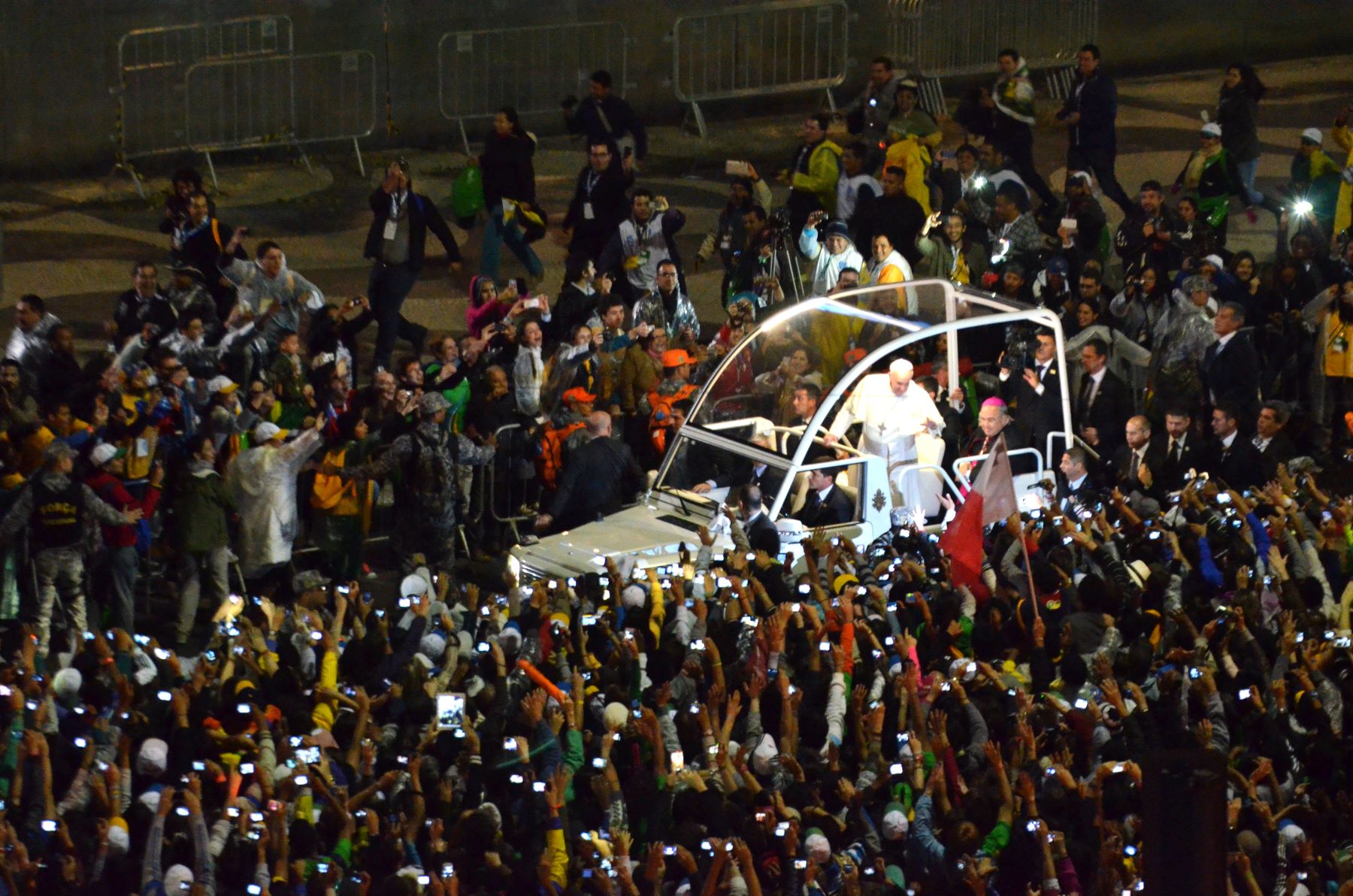 O Papa Francisco, no papamóvel, atravessa a multidão em Copacabana durante a Jornada Mundial da Juventude: missa para 3,7 milhões no Rio de Janeiro (Foto: Alexandre Macieira / Riotur - 25/07/2013)