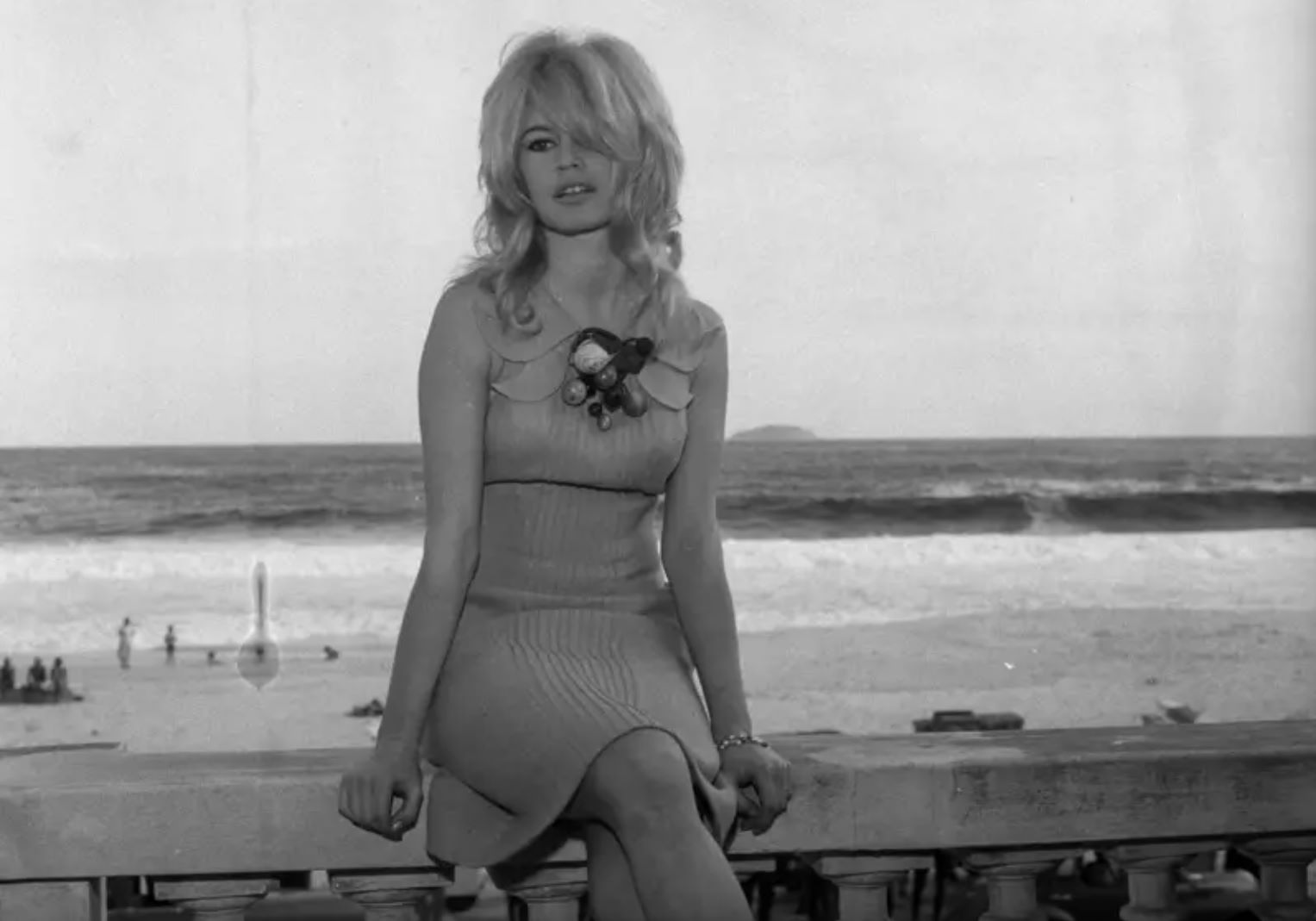 A atriz francesa Brigitte Bardot na varanda do Copacabana Palace, emoldurada pelo mar: hotel recebe celebridades há um século (Foto: Belmond Copacabana Palace / Divulgação / 10/01/1964)