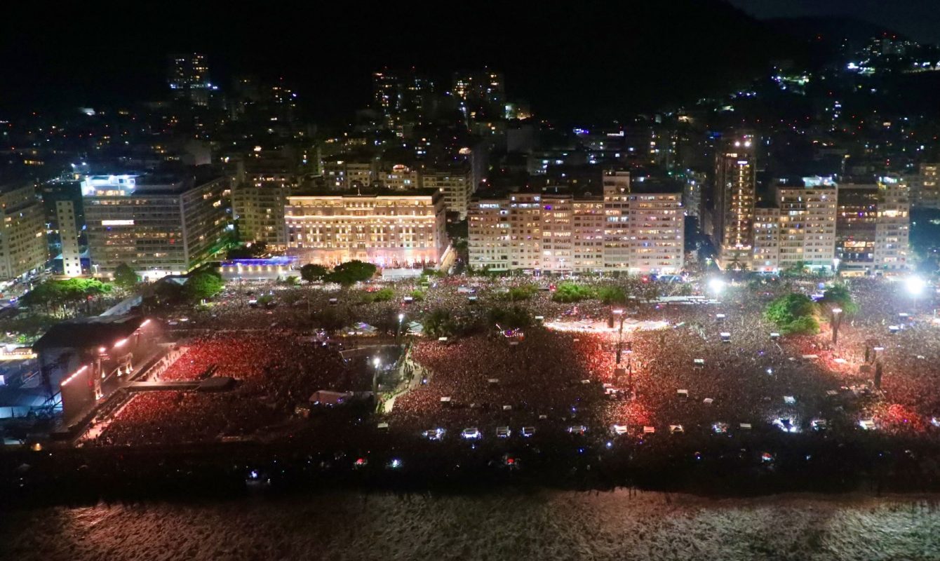 Milhares ocupam areias e pistas de Copacabana à espera de Lady Gaga: praia acostumada a celebridades e multidões (Foto: Marcelo Piu / Riotur)