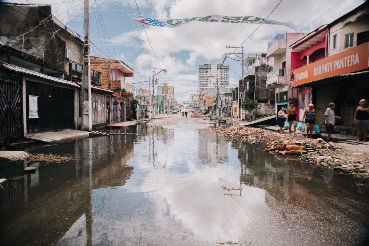 Rua alagada no bairro Pedreira em Belém: estudo mostra riscos climáticos na sede da COP30: ilhas de calor, erosões costeiras e inundações (Foto: Alexandra Tavares / Agência Belém)