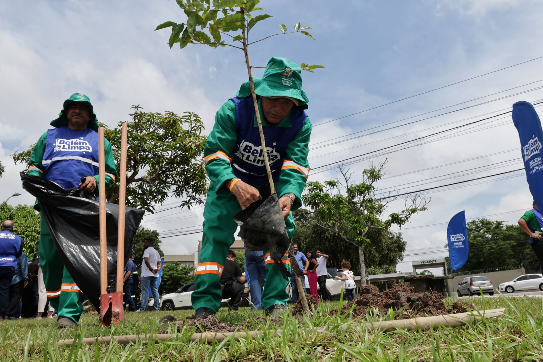 Funcionários da prefeitura plantam árvores em Belém: programa para aumentar área verde do município (Foto: Jader Paes / Agência Belém)