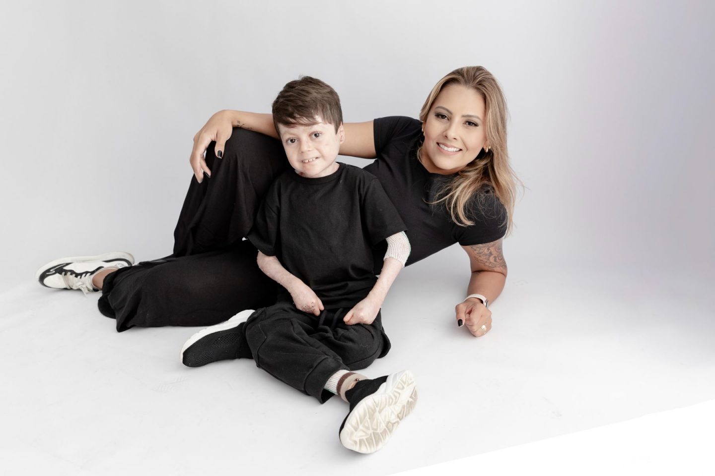 Tayane Granda com o filho Gui: compartilhamento através das redes sociais de suas experiências como mãe e da luta contra a discriminação enfrentada por pessoas com doenças raras (Foto: Andreza Souza / Arquivo Pessoal)