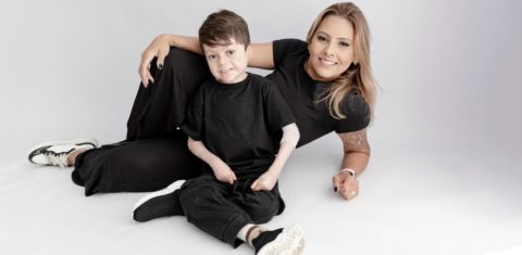 Tayane Granda com o filho Gui: compartilhamento através das redes sociais de suas experiências como mãe e da luta contra a discriminação enfrentada por pessoas com doenças raras (Foto: Andreza Souza / Arquivo Pessoal)