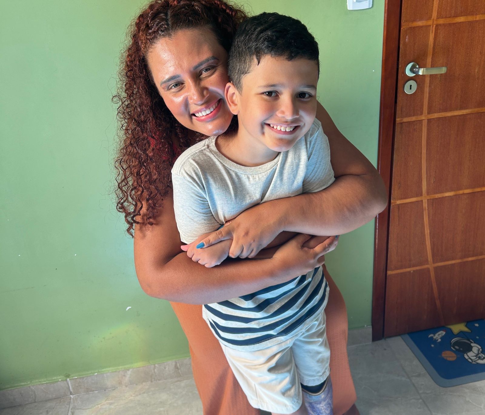 Daiane Gomes com o filho Heitor: pedagoga e assistente terapêutica criou perfil Papo de Mãe Atípica para partilhar vivências e dificuldades (Foto: Arquivo Pessoal)