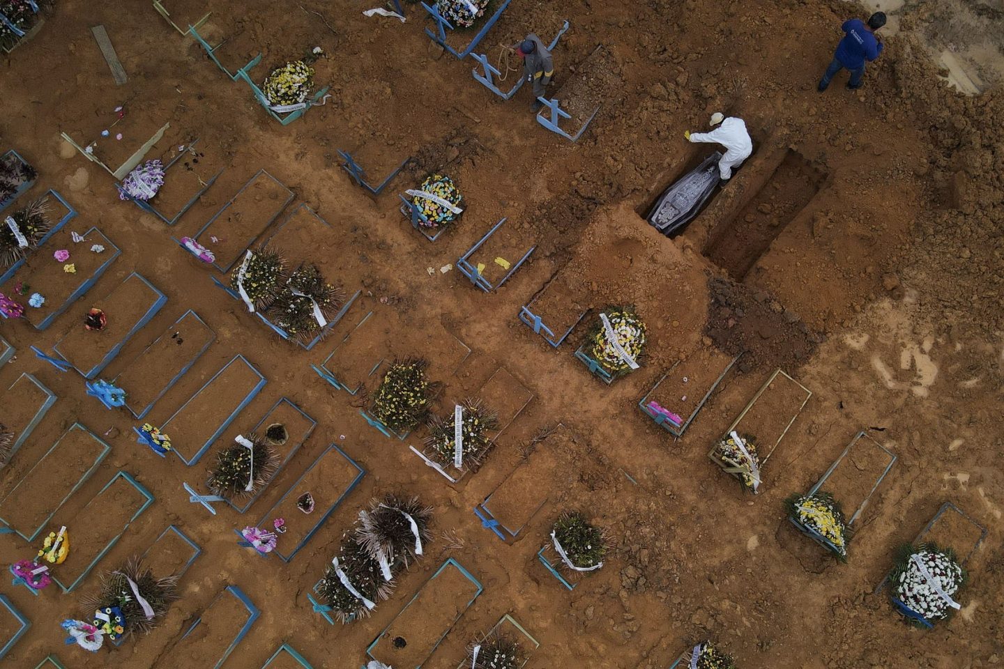 Enterro de vítima da covid-19 em 2021 no cemitério público Nossa Senhora Aparecida em Manaus: cpm pandemia, IDH global avançou mais lentamente (Foto: Bruno Kelly / Amazônia Real - 22/03/2021)