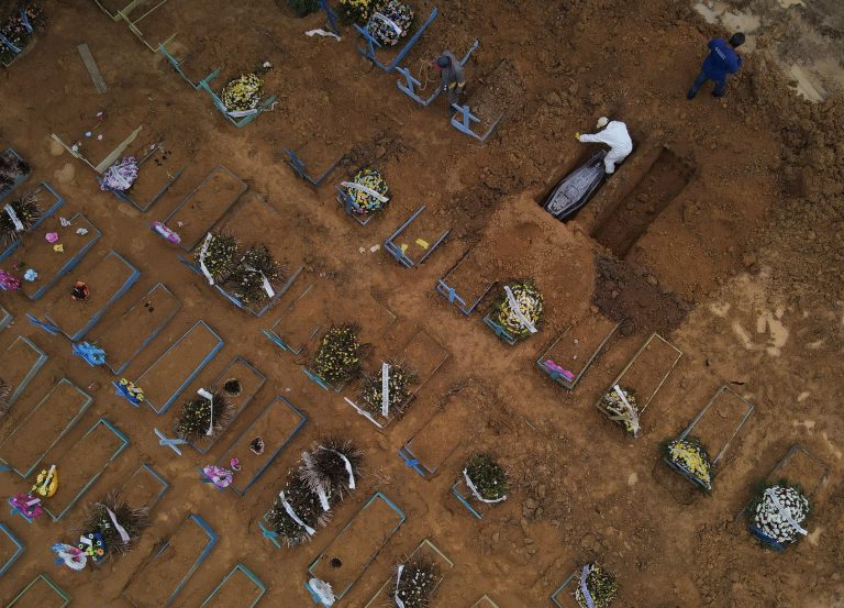 Enterro de vítima da covid-19 em 2021 no cemitério público Nossa Senhora Aparecida em Manaus: cpm pandemia, IDH global avançou mais lentamente (Foto: Bruno Kelly / Amazônia Real - 22/03/2021)