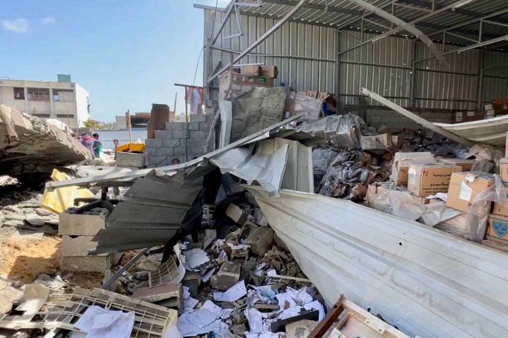 Foto colorida de destroços do complexo hospitalar do Nasser, atingido por um bombardeio israelense no dia 19 de maio, pela terceira vez em dois meses. ©MSF