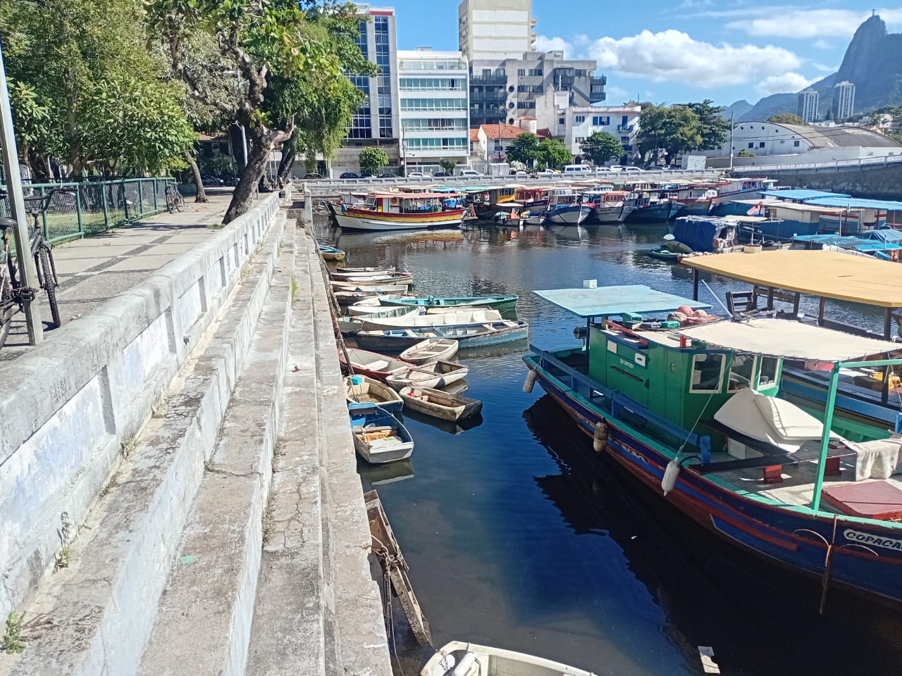 Degraus da antiga arquibancada construída para o público acompanhar polo aquático e natação nos Jogos Sul-Americanos de 1922: Quadrado da Urca abriga hoje pequenas embarcações usada para passeios e pescarias (Foto: Oscar Valporto)