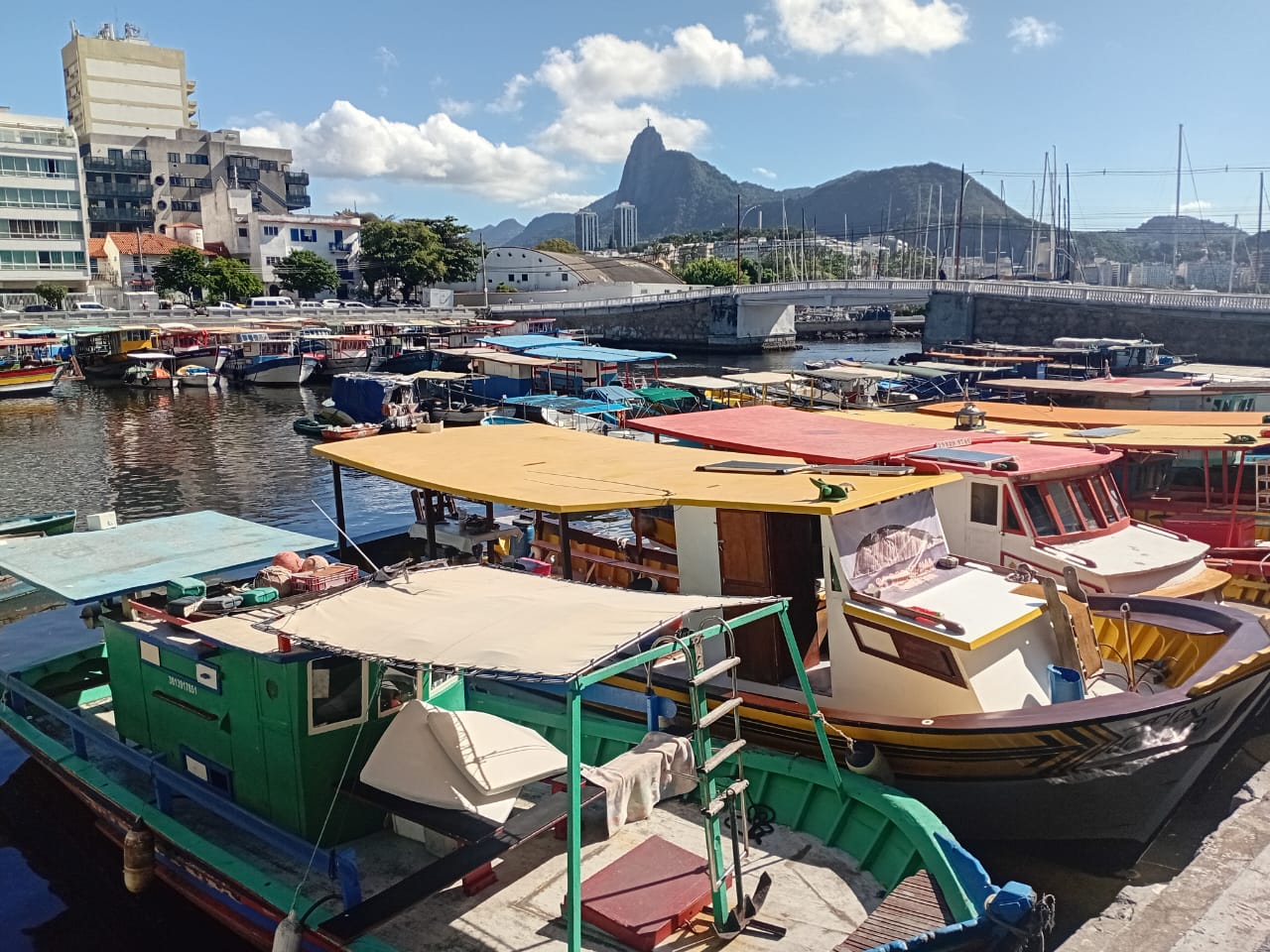 Barcos no Quadrado da Urca: espaço, criado para ser piscina com as águas da Baía de Guanabara 100 anos atrás, virou ancoradouro (Foto: Oscar Valporto)