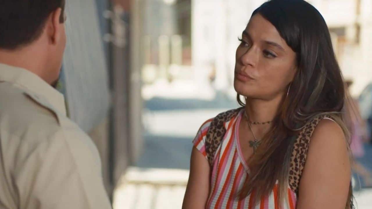 A atriz Ingrid Gaigher, como a Lucimar da novela Vale Tudo: personagem lutando por pensão alimentícia para o filho fez busca de mulheres por este direito disparar (Foto: TV Globo / Divulgação)