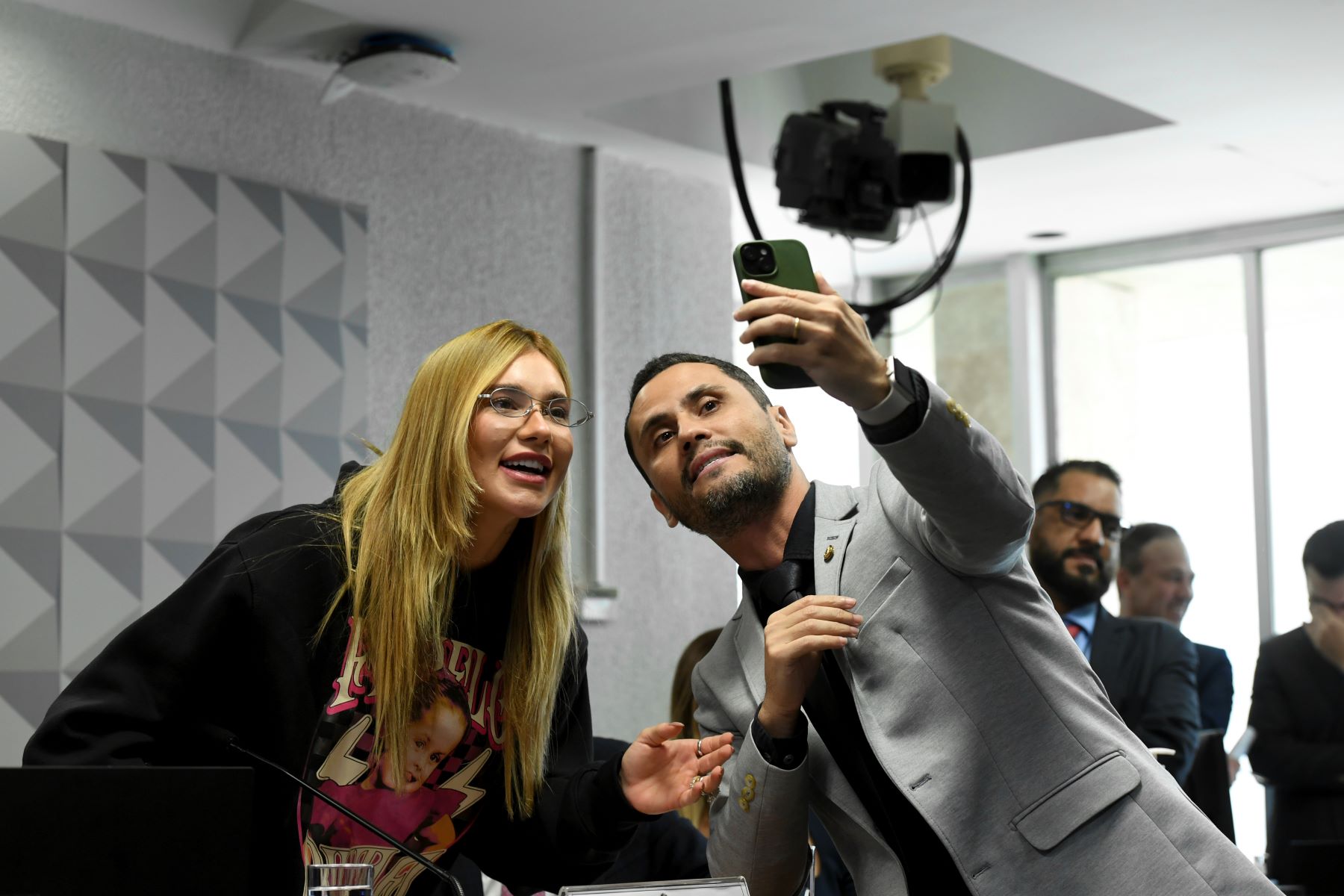 A influenciadora Virgínia Fonseca posa para selfie a pedido do senador Cleitinho na CPI das Bets: popularidade a serviço das apostas online (Foto: Edilson Rodrigues / Agência Senado - 13/05/2025)