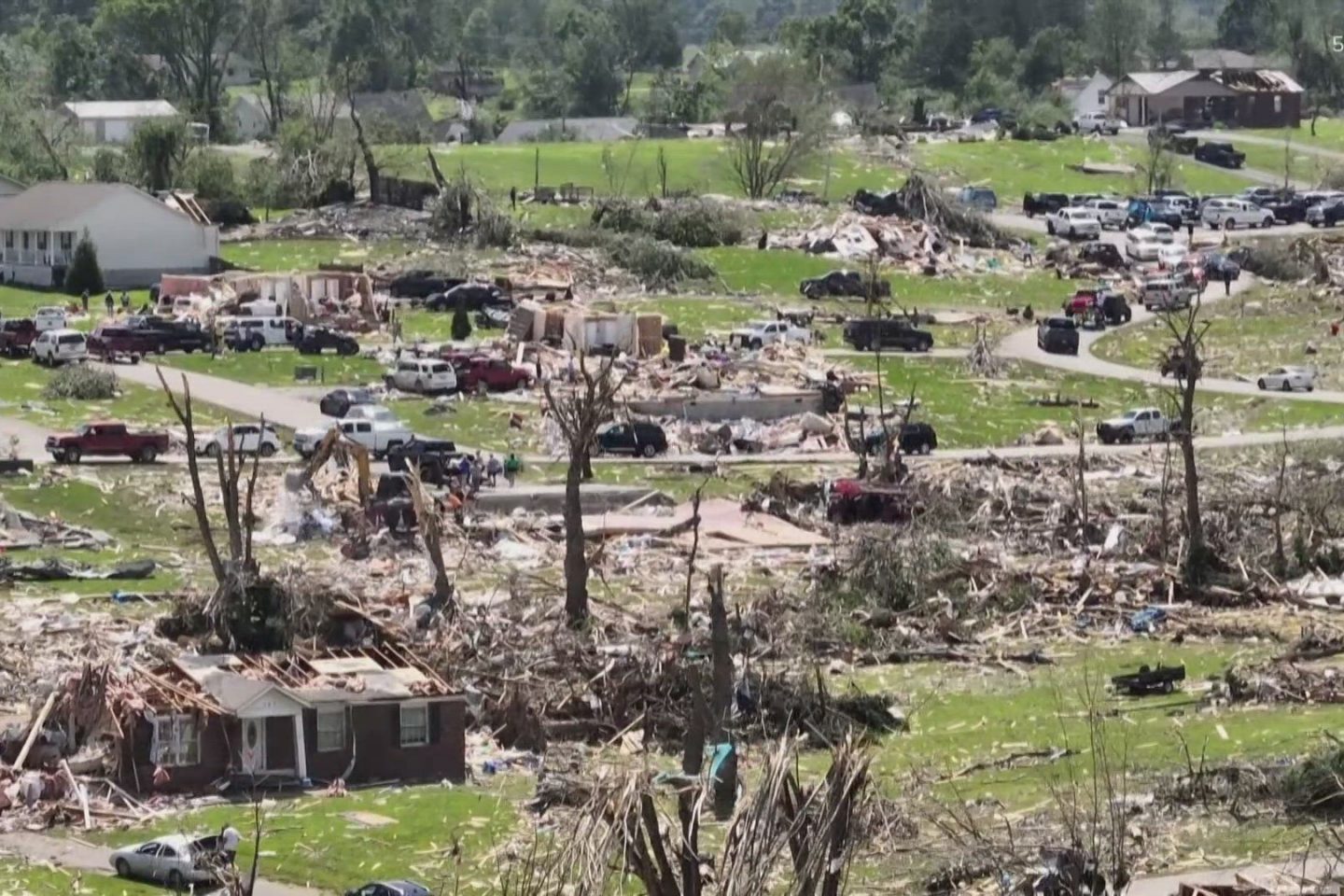 Área devastada por tornado em Louisville, no estado do Kentucky: EUA enfrentam temporada intensa de tornados com serviços de meteorologia desfalcado após cortes promovidos pelo Governo Trump (Foto: Reprodução TV WHAS11 / ABC)