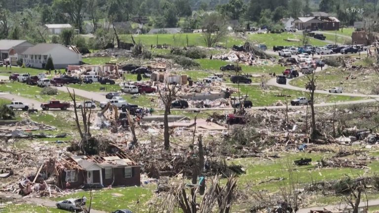 Área devastada por tornado em Louisville, no estado do Kentucky: EUA enfrentam temporada intensa de tornados com serviços de meteorologia desfalcado após cortes promovidos pelo Governo Trump (Foto: Reprodução TV WHAS11 / ABC)