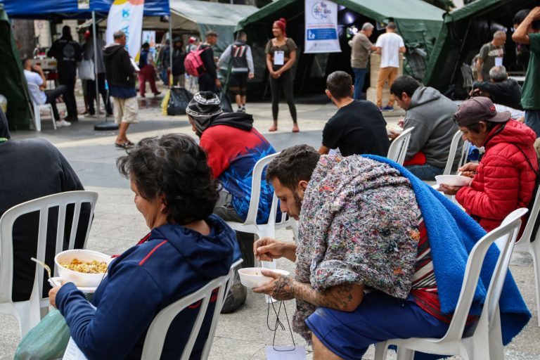 Distribuição de comida para pessoas em situação de rua em São Paulo: fome e preço dos alimentos aumentam em um mundo em crise (Foto: Cadu Pinotti / Agência Brasil - 13/05/2025)