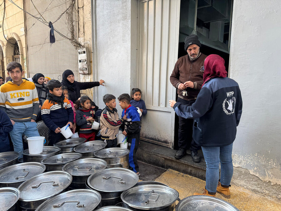 Distribuição de comida na Síria pelo Programa Mundial de Alimentos: redução da ajuda internacional também agrava a fome e a insegurança alimentar (Foto: Emad Etaki / WFP - 27/11/2024)