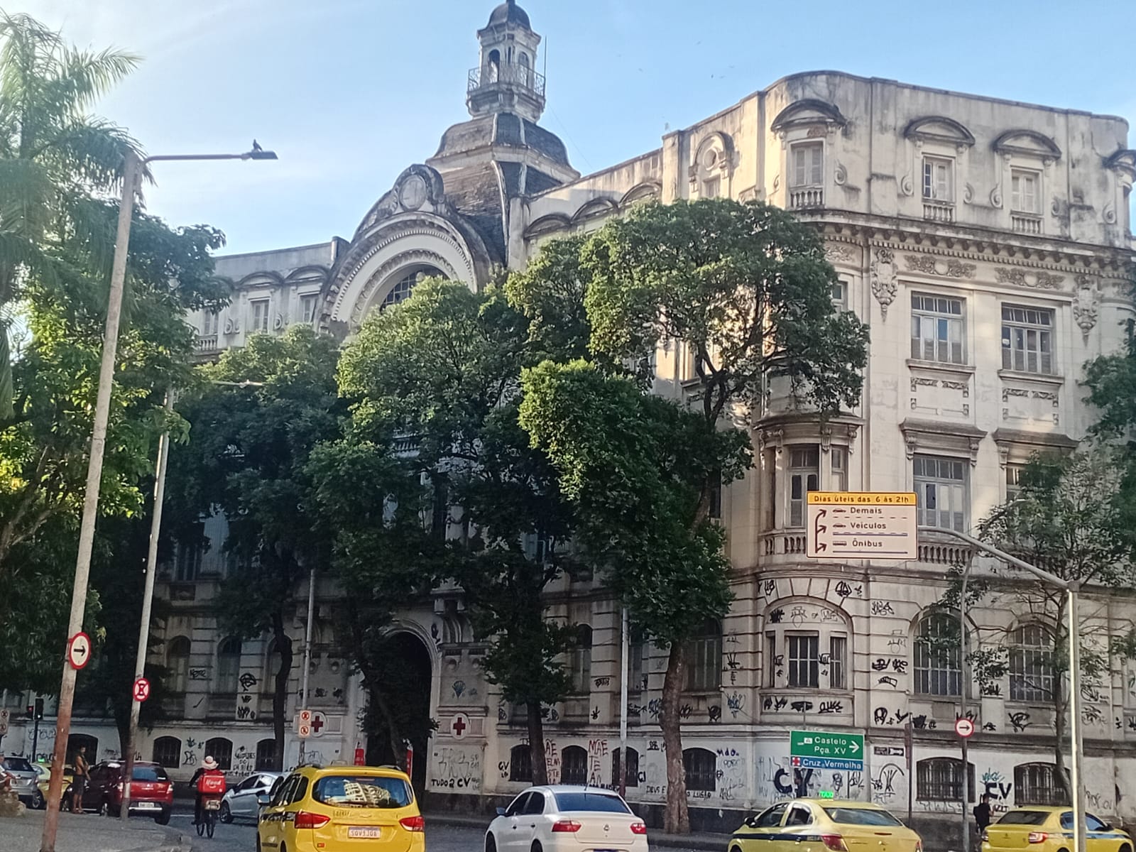 O centenário e tombado prédio da Cruz Vermelha com a fachada pichada e degradada: região da praça pede socorro (Foto: Oscar Valporto)