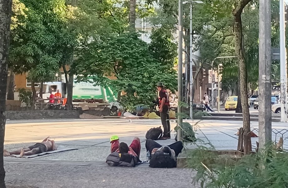 Pessoas em situação de rua ocupam a Praça da Cruz Vermelha: queixas de moradores da vizinhança (Foto: Oscar Valporto)