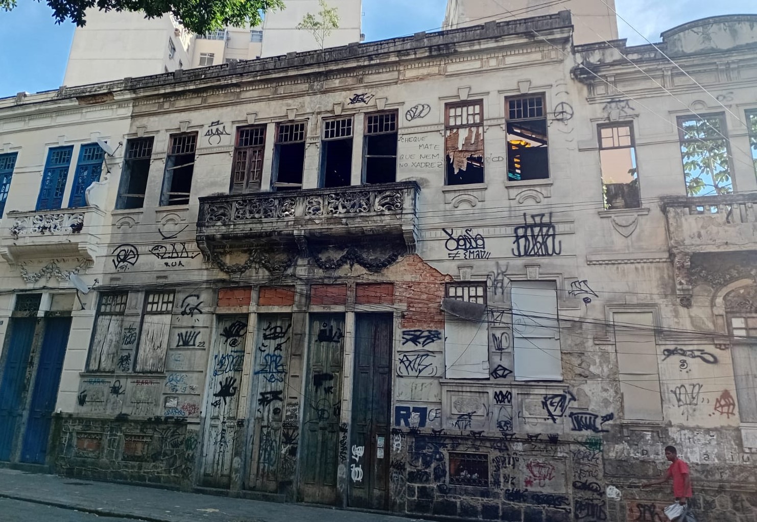 Casarão abandonado e degradado a poucos metros da Praça da Cruz Vermelho: imóveis em ruínas se multiplicam no Centro do Rio (Foto: Oscar Valporto)