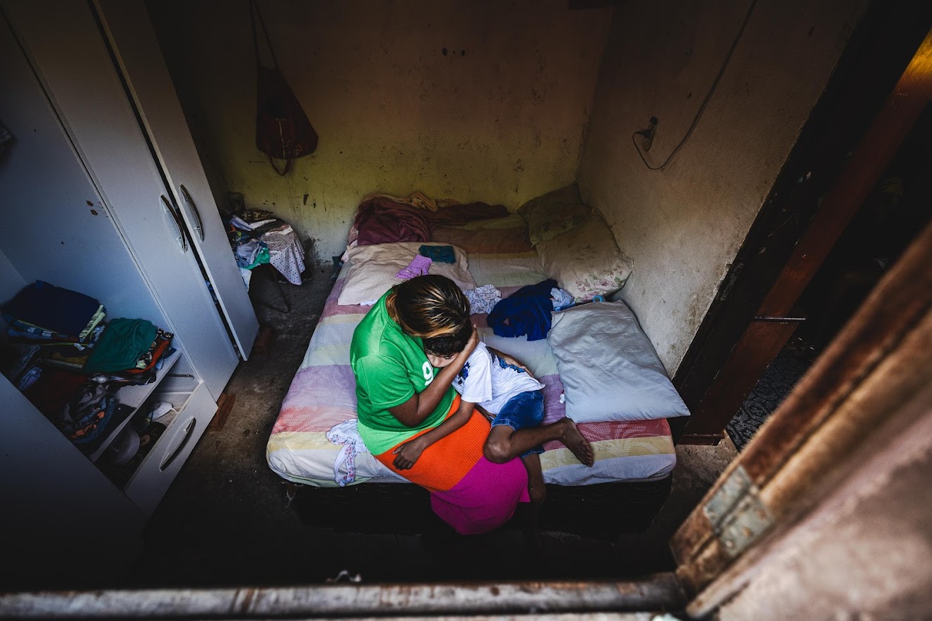 Jéssica Lima com o filho Kássio que sofre de TDAH: calor agrava transtorno mas falta atenção médica adequada (Foto: Jonathan Lins)