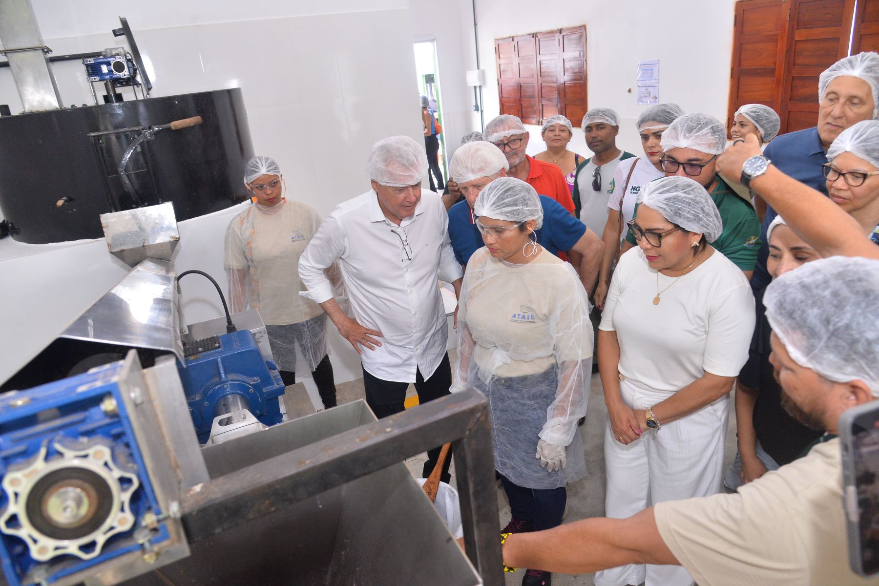 Visita a agroindústria de óleos vegetais na Ilha das Cinzas: bioinsumos a partir dos frutos e sementes da Amazônia (Foto: Anderson Águia / Natura / WEG)