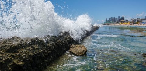 Ondas explodem nos recifes próximos a praias de Recife, uma das capitais costeiras do Brasil: pesquisa mostra que nove em cada 10 brasileiros veem subida do nível do mar como ameaça ( Foto: Fernando Frazão / Agência Brasil - 24/10/2023)
