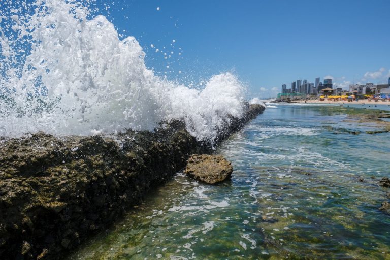 Ondas explodem nos recifes próximos a praias de Recife, uma das capitais costeiras do Brasil: pesquisa mostra que nove em cada 10 brasileiros veem subida do nível do mar como ameaça ( Foto: Fernando Frazão / Agência Brasil - 24/10/2023)
