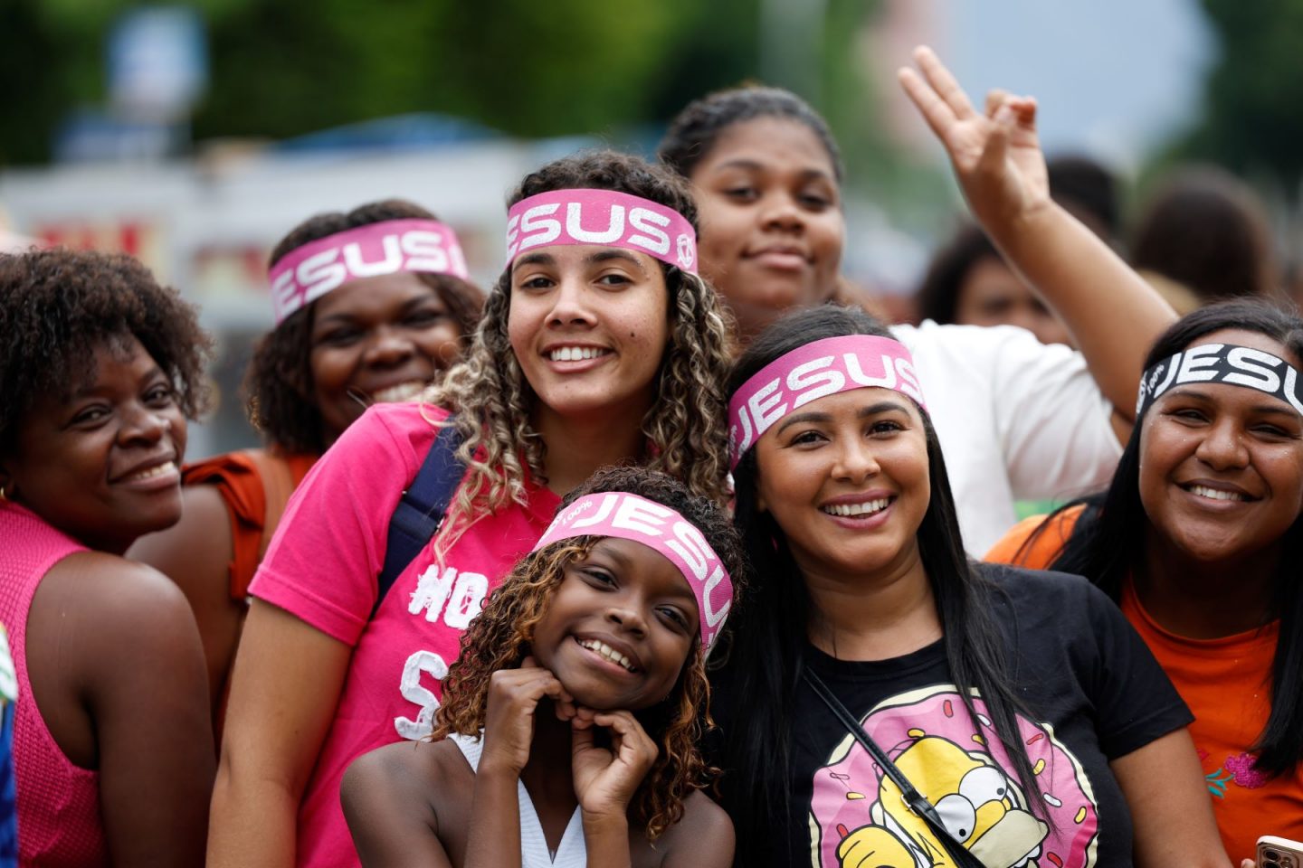 Jovens cristãs evangélicas na Marcha para Jesus, no centro do Rio de Janeiro: Censo 2022 mostra que evangélicos já são maioria em dois estados e 245 cidades brasileiras (Foto: Fernando Frazão / Agência Brasil - 24/05/2025)