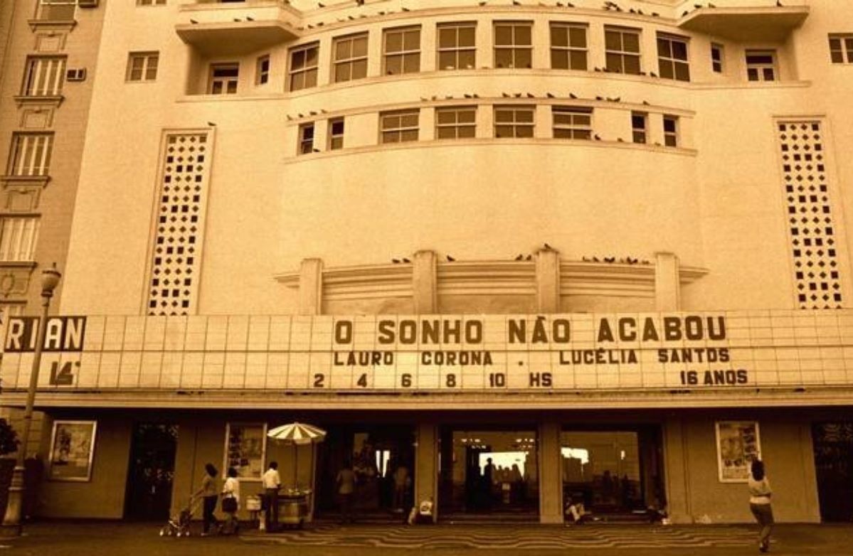 O Rian, em frente à Praia de Copacabana, na década de 1980: salas de cinema praticamente desapareceram do bairro onde havia mais de 30 cinemas (Foto: Reprodução Facebook / Casas e Prédios Antigos do Rio)