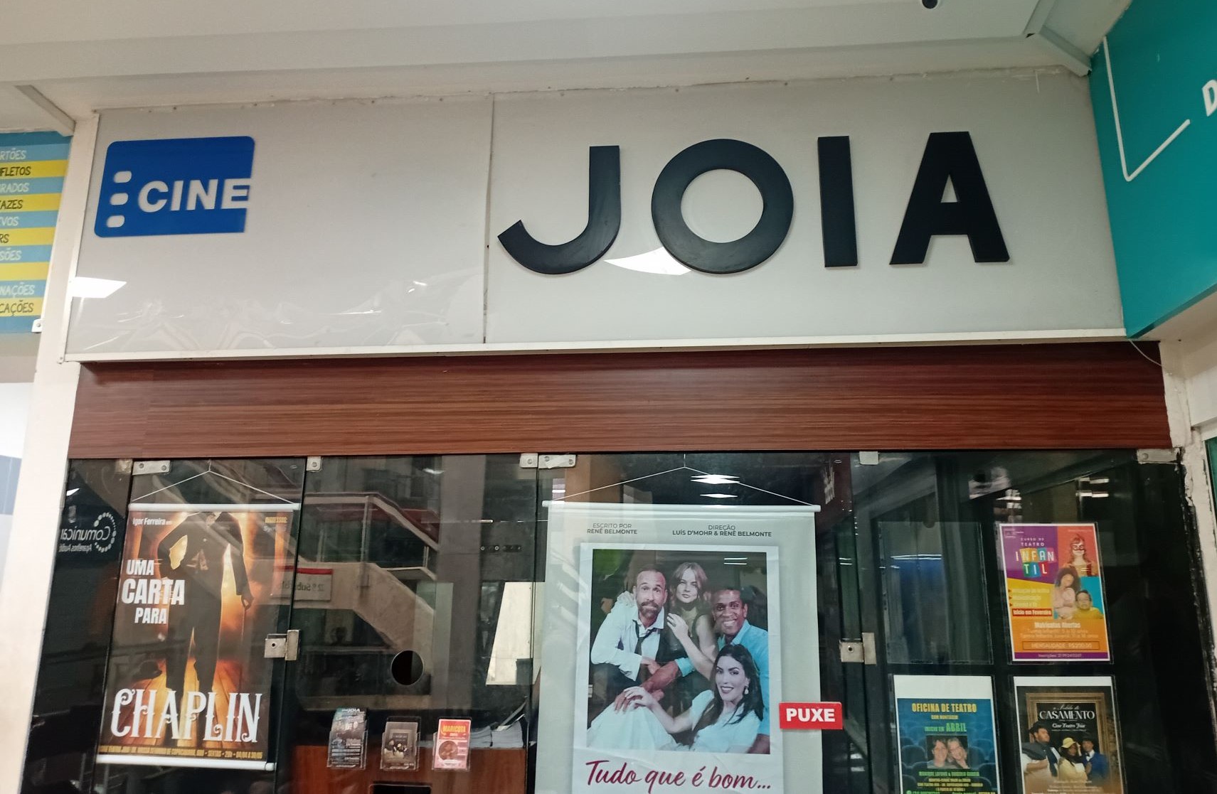 O pequeno Cine-Teatro Joia, no subsolo de uma galeria: única sala a exibir filmes em Copacabana (Foto: Oscar Valporto)